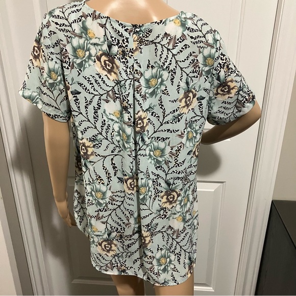 Northern Reflections | Blue floral short sleeve blouse - Picture 3 of 7